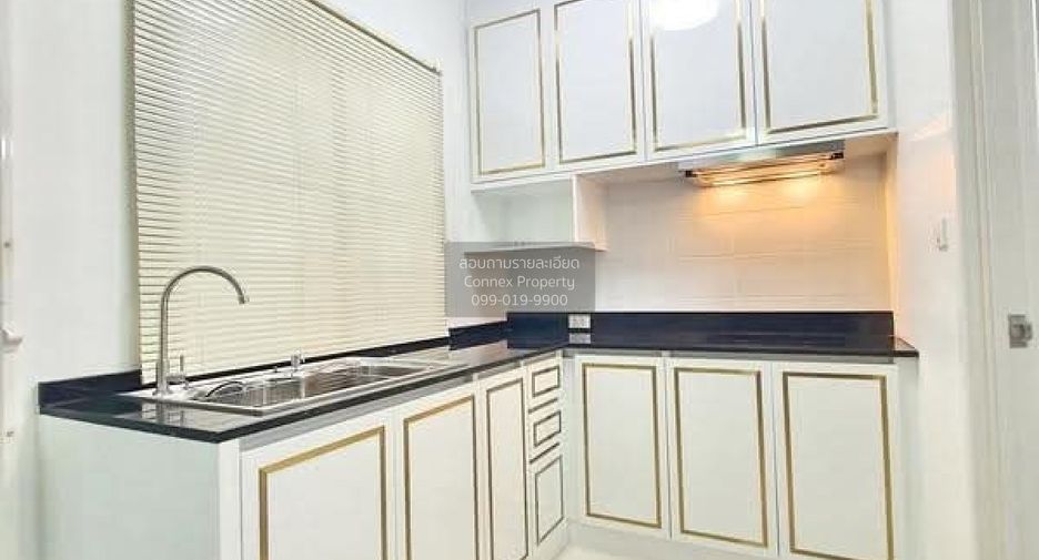 For rent 3 bedrooms townhouse in Bang Khun Thian, Bangkok