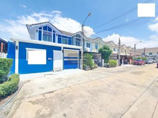 For rent 3 bedrooms townhouse in Bang Khun Thian, Bangkok