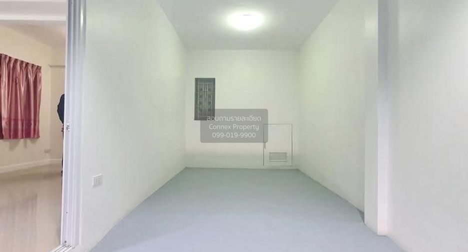 For rent 3 bedrooms townhouse in Bang Khun Thian, Bangkok