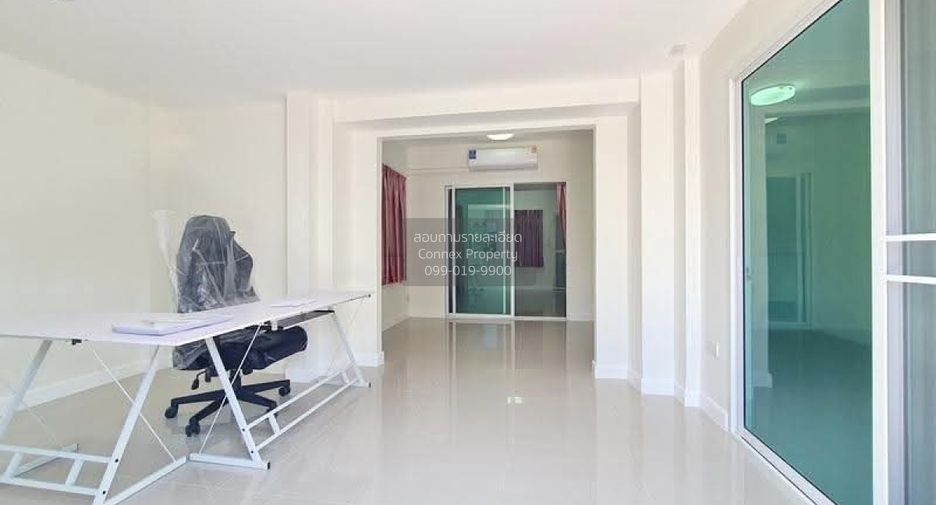 For rent 3 bedrooms townhouse in Bang Khun Thian, Bangkok
