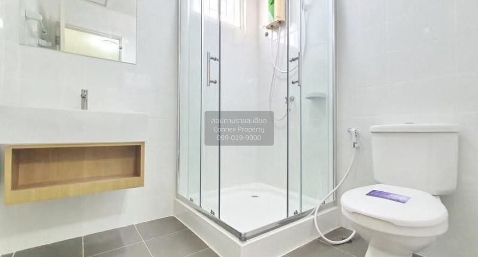 For rent 3 bedrooms townhouse in Bang Khun Thian, Bangkok