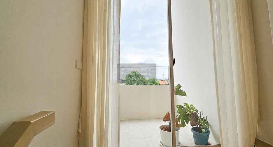 For rent 3 bedrooms townhouse in Saphan Sung, Bangkok