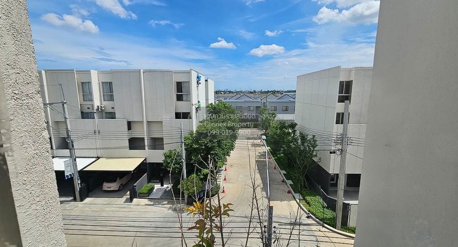 For rent 3 bedrooms townhouse in Saphan Sung, Bangkok
