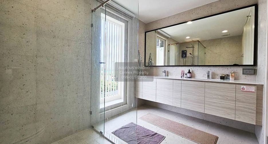 For rent 3 bedrooms townhouse in Saphan Sung, Bangkok