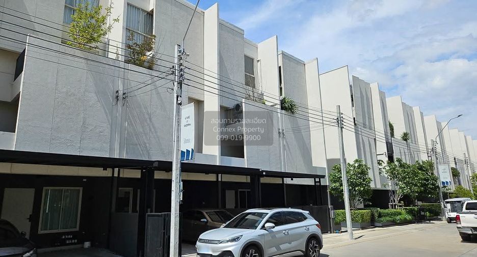 For rent 3 bedrooms townhouse in Saphan Sung, Bangkok