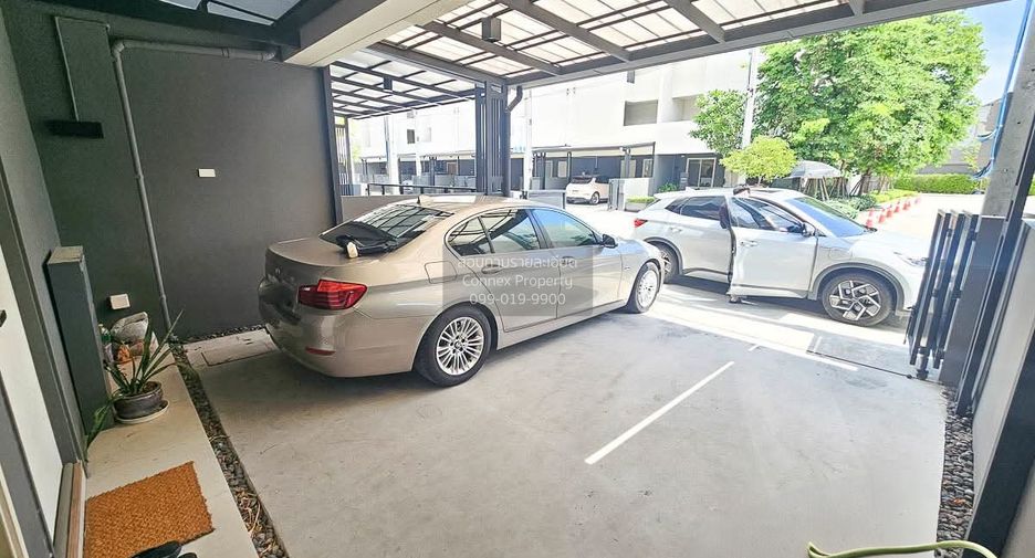 For rent 3 bedrooms townhouse in Saphan Sung, Bangkok