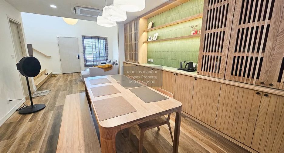 For rent 3 bedrooms townhouse in Saphan Sung, Bangkok