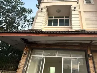 For rent 3 bedrooms townhouse in Saraphi, Chiang Mai