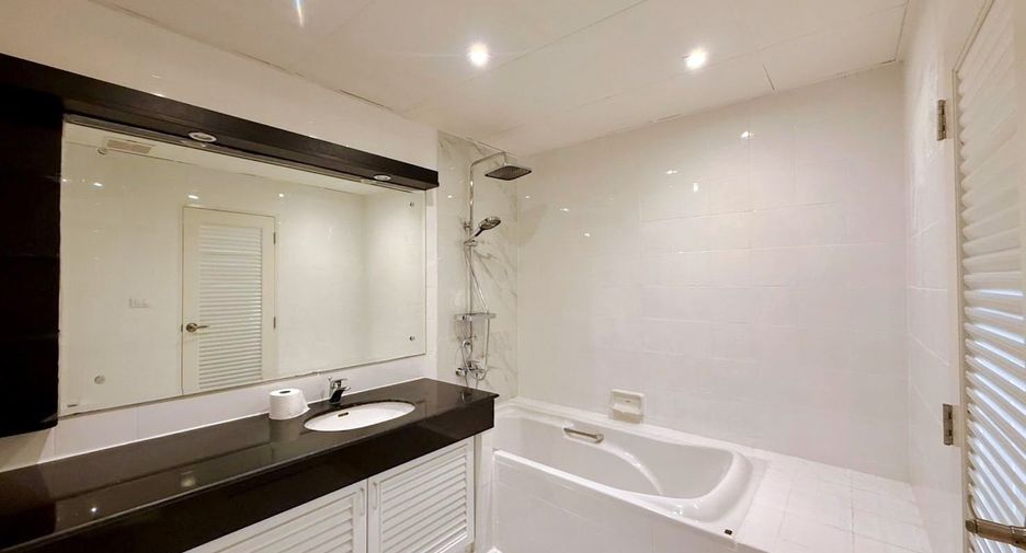For rent 3 bedrooms condo in Watthana, Bangkok