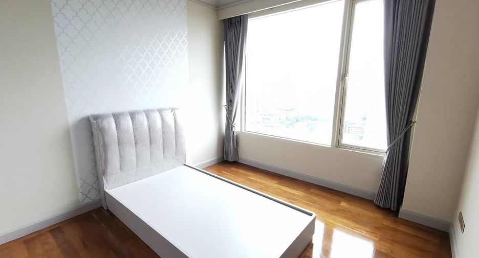 For sale 4 bedrooms condo in Watthana, Bangkok