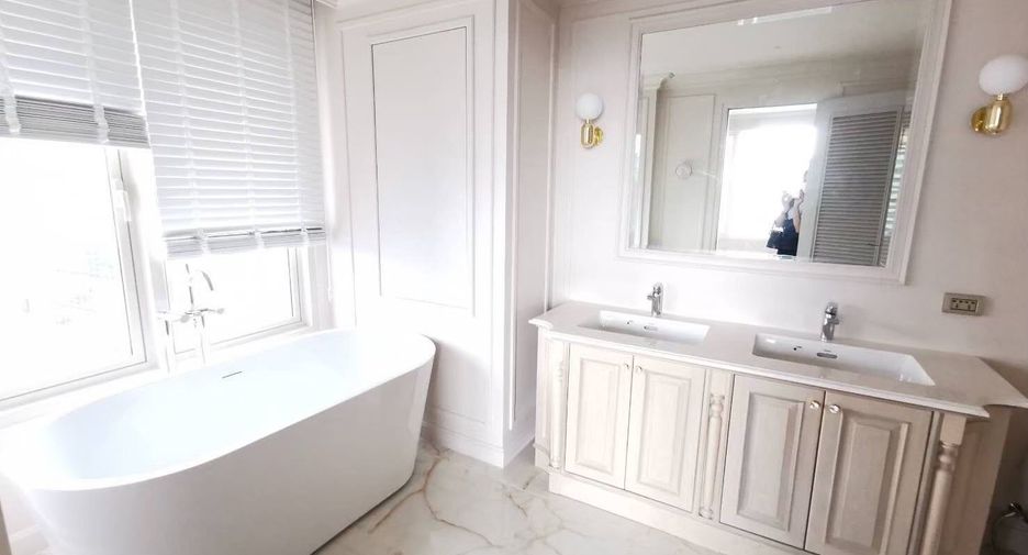 For sale 4 bedrooms condo in Watthana, Bangkok