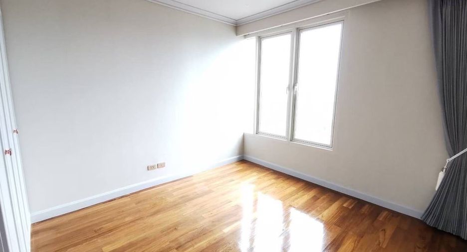 For sale 4 bedrooms condo in Watthana, Bangkok