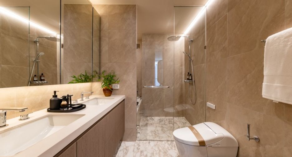 For sale 3 bedrooms condo in Khlong Toei, Bangkok