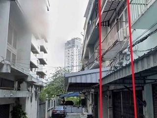 For sale 3 bedrooms retail Space in Khlong Toei, Bangkok