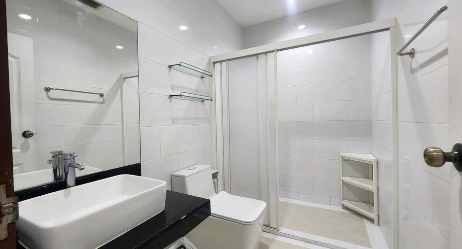 À louer et à vendre 2 chambres condo à Huai Khwang, Bangkok
