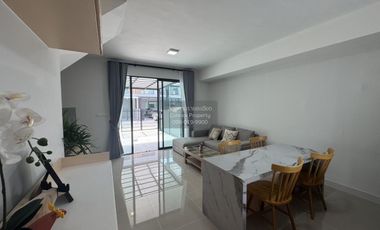 Casa adosada en alquiler de 3 habitaciones en Bang Phli, Samut Prakan