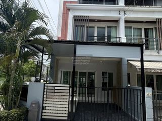 For rent 3 bedrooms townhouse in Wang Thonglang, Bangkok