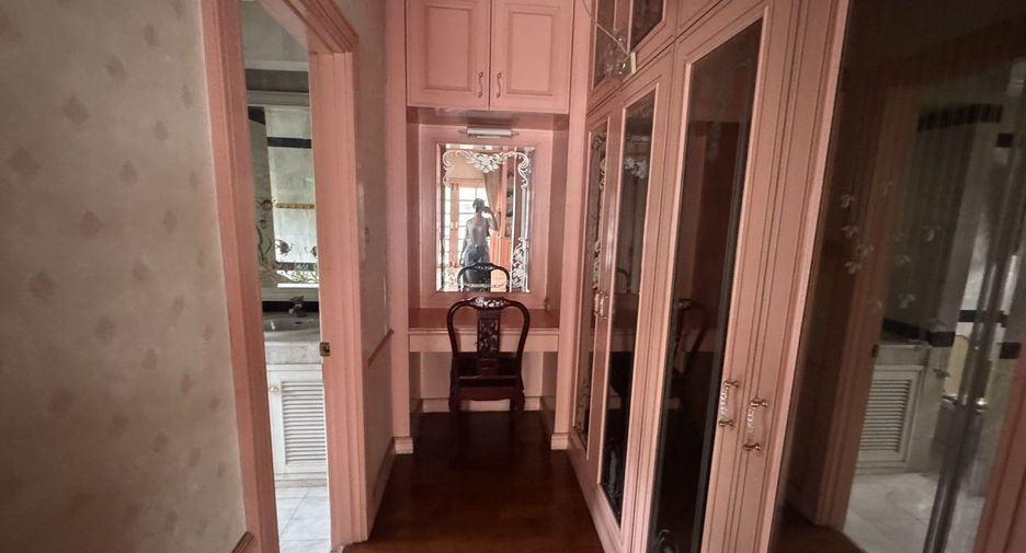 Haus zum Kauf mit 5 Zimmer in Bang Khae, Bangkok