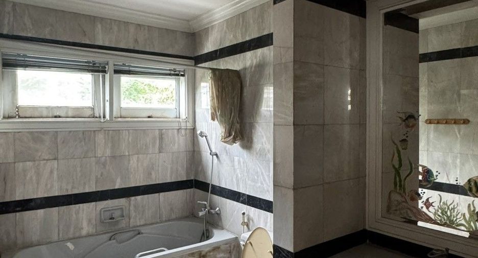 Haus zum Kauf mit 5 Zimmer in Bang Khae, Bangkok
