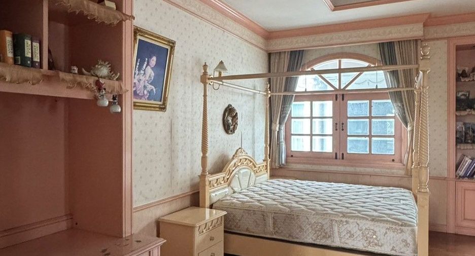 Haus zum Kauf mit 5 Zimmer in Bang Khae, Bangkok