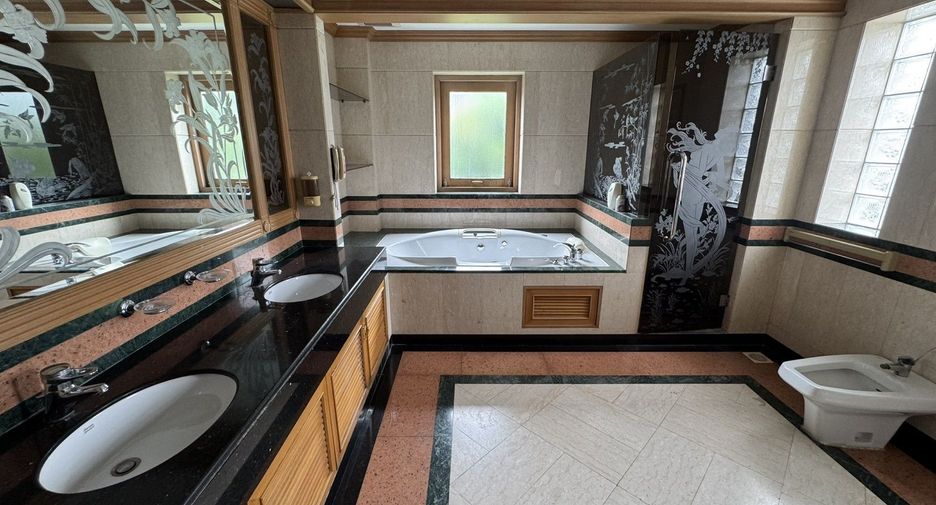 Haus zum Kauf mit 5 Zimmer in Bang Khae, Bangkok
