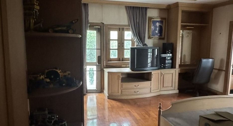 Haus zum Kauf mit 5 Zimmer in Bang Khae, Bangkok