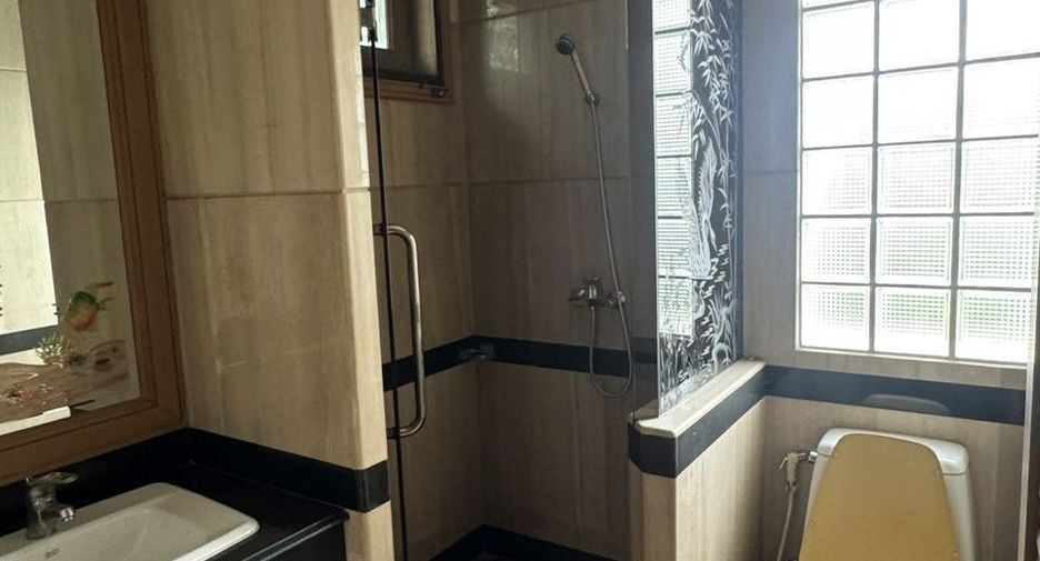 Haus zum Kauf mit 5 Zimmer in Bang Khae, Bangkok