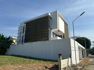 Haus zum Kauf mit 4 Zimmer in Bang Khae, Bangkok