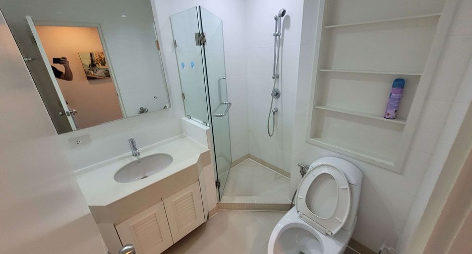 For rent 3 bedrooms condo in Khlong Toei, Bangkok