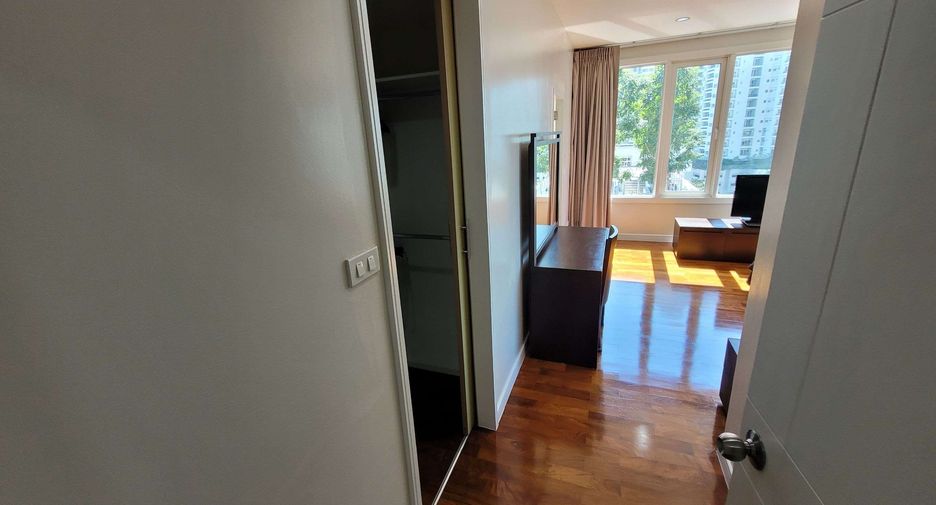 For rent 3 bedrooms condo in Khlong Toei, Bangkok
