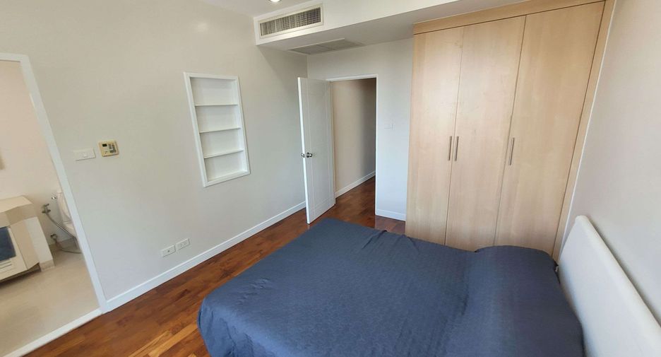 For rent 3 bedrooms condo in Khlong Toei, Bangkok