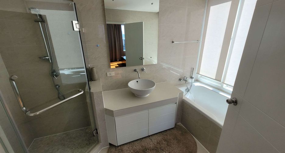 For rent 3 bedrooms condo in Khlong Toei, Bangkok