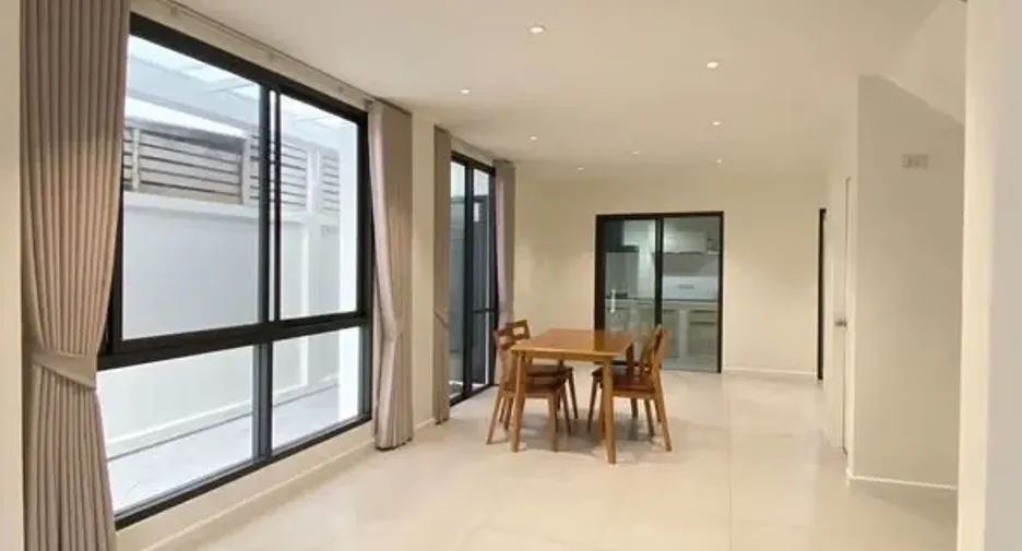 For rent 4 bedrooms townhouse in Lat Phrao, Bangkok