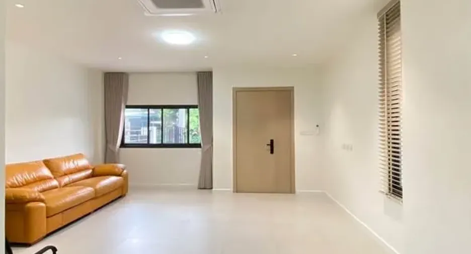 For rent 4 bedrooms townhouse in Lat Phrao, Bangkok