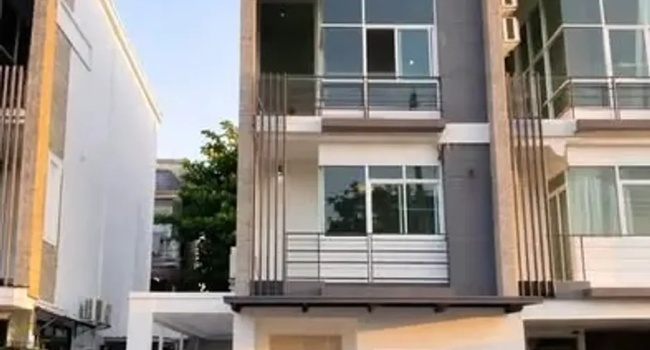 For rent 4 bedrooms townhouse in Lat Phrao, Bangkok