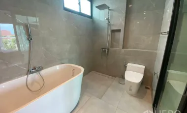 For rent 3 bedrooms townhouse in Saphan Sung, Bangkok