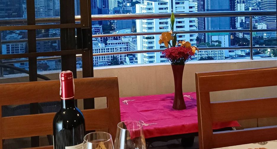 For sale 3 bedrooms condo in Watthana, Bangkok