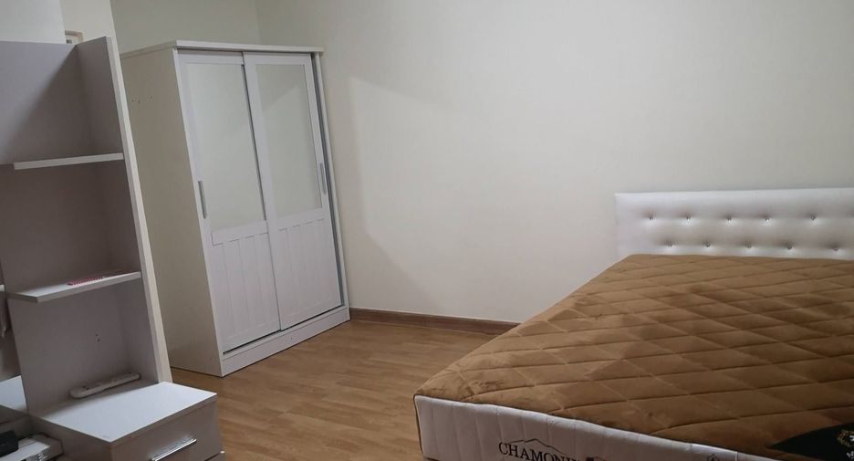 Casa adosada en alquiler de 3 habitaciones en Bang Phli, Samut Prakan