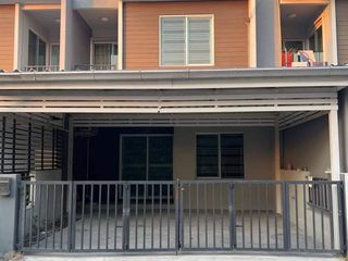 Casa adosada en alquiler de 3 habitaciones en Bang Phli, Samut Prakan