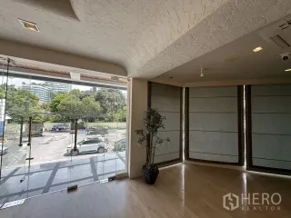 For rent retail Space in Watthana, Bangkok
