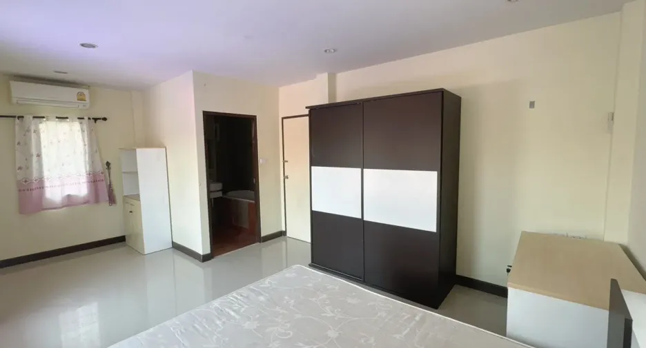 À louer 3 chambres maison à Phra Samut Chedi, Samut Prakan