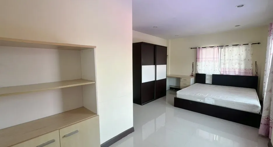 À louer 3 chambres maison à Phra Samut Chedi, Samut Prakan