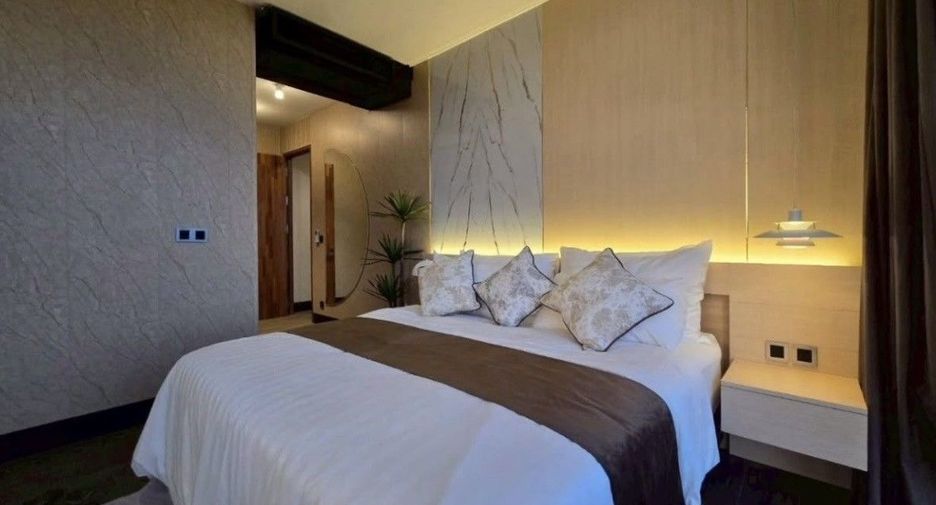 For rent 4 bedrooms condo in Watthana, Bangkok