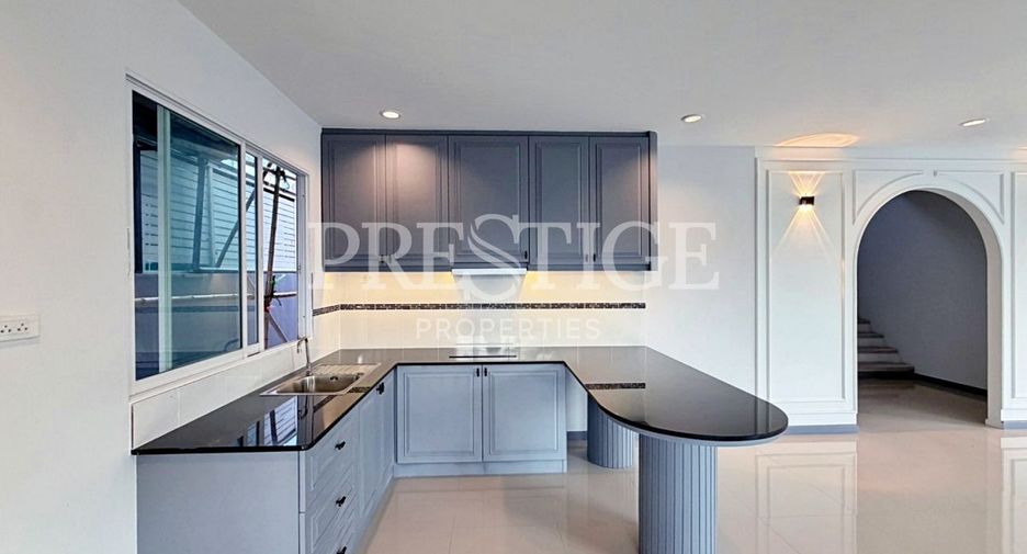 For sale 4 bedrooms house in Bang Lamung, Chonburi