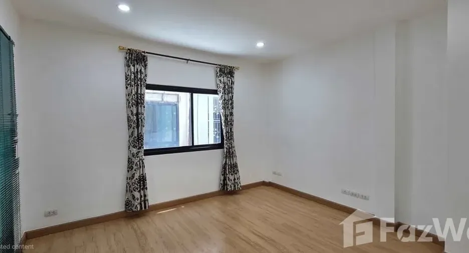 For rent 3 bedrooms townhouse in Mueang Samut Prakan, Samut Prakan