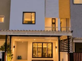 For rent 3 bedrooms townhouse in Mueang Samut Prakan, Samut Prakan
