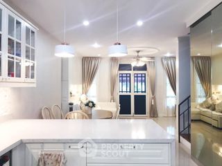 For rent 3 bedrooms townhouse in Phra Khanong, Bangkok