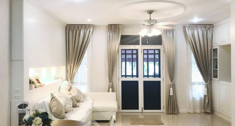 For rent 3 bedrooms townhouse in Phra Khanong, Bangkok