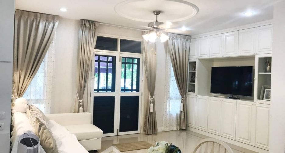 For rent 3 bedrooms townhouse in Phra Khanong, Bangkok