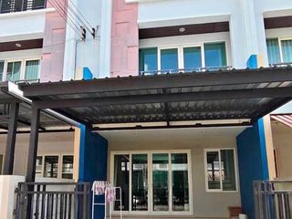 For rent 3 bedrooms townhouse in Wang Thonglang, Bangkok